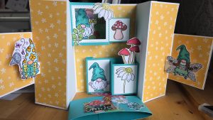 Handgjort kort med skogstema och små tomtar