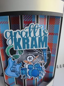 Handgjort gratulationskort med musiktema och texten Grattis Kram