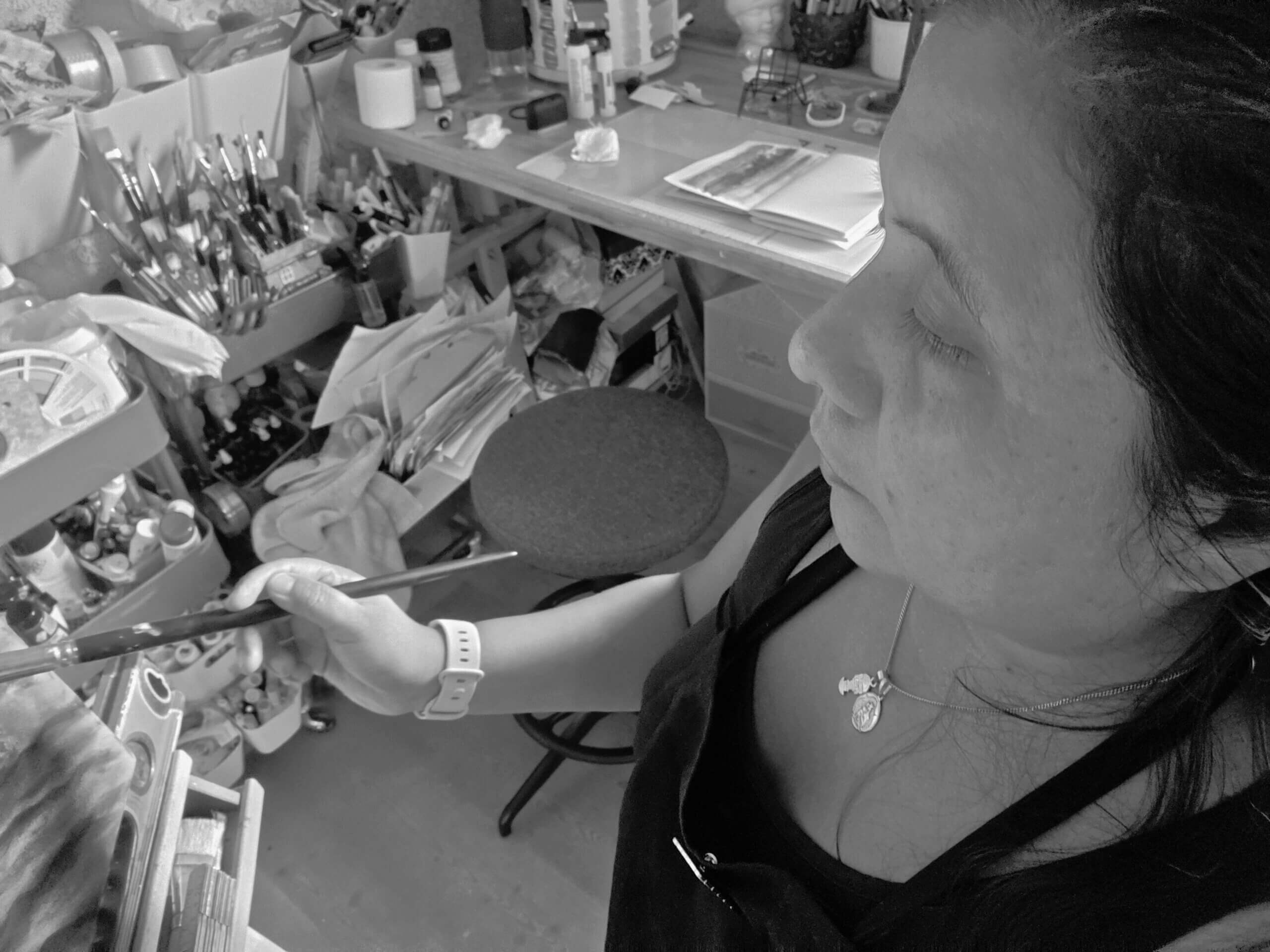 Konstnär som målar i sin studio, Jannike Garcia Larsson